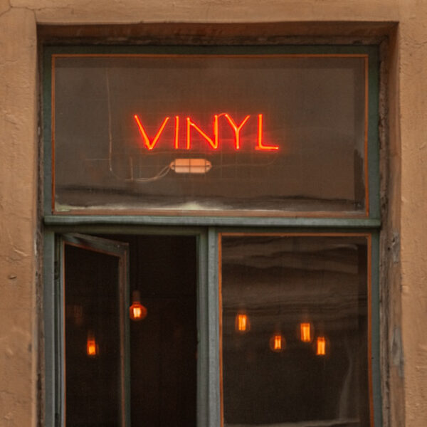 Klassik neu interpretiert: Vinylboden im Fischgrätmuster für zeitlose Eleganz