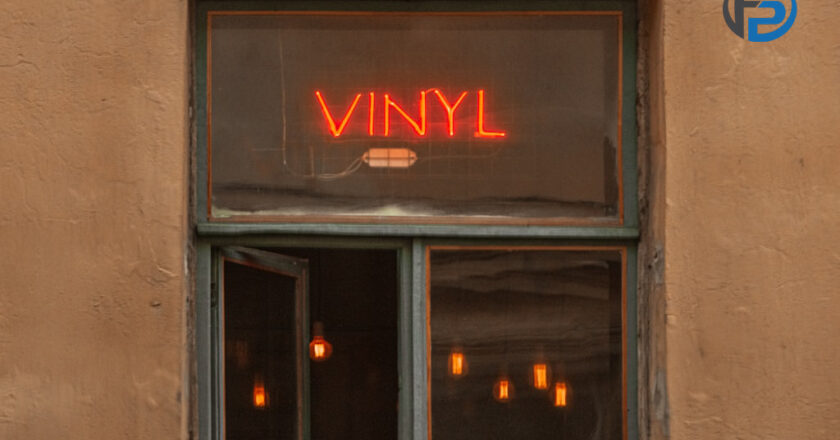 Klassik neu interpretiert: Vinylboden im Fischgrätmuster für zeitlose Eleganz